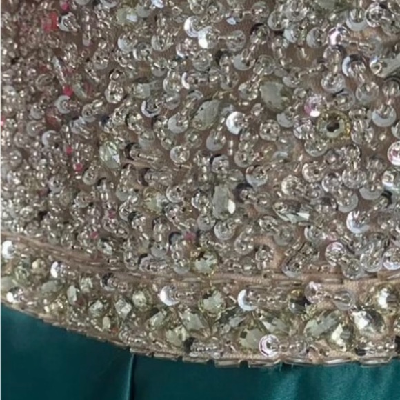 Beautiful emerald green long gown - Picture 6 of 7